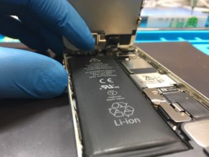 iPhone（アイフォン）バッテリー膨張ならスマートクリア千歳店へ