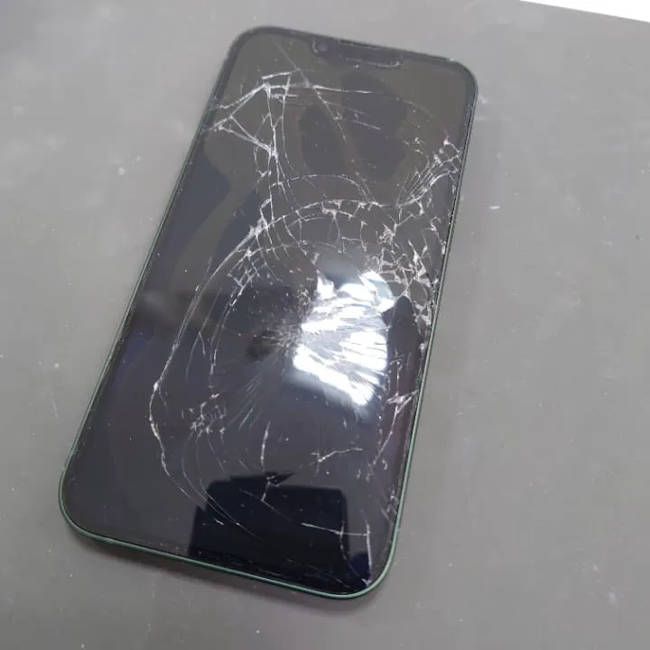 iPhone13 画面割れ修理