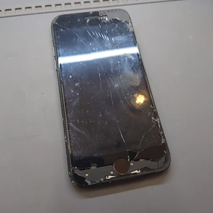 iPhoneSE3 画面割れ修理