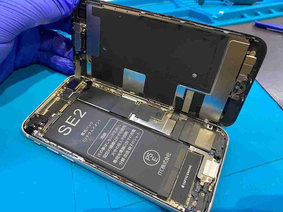 iPhoneSE2バッテリー交換中