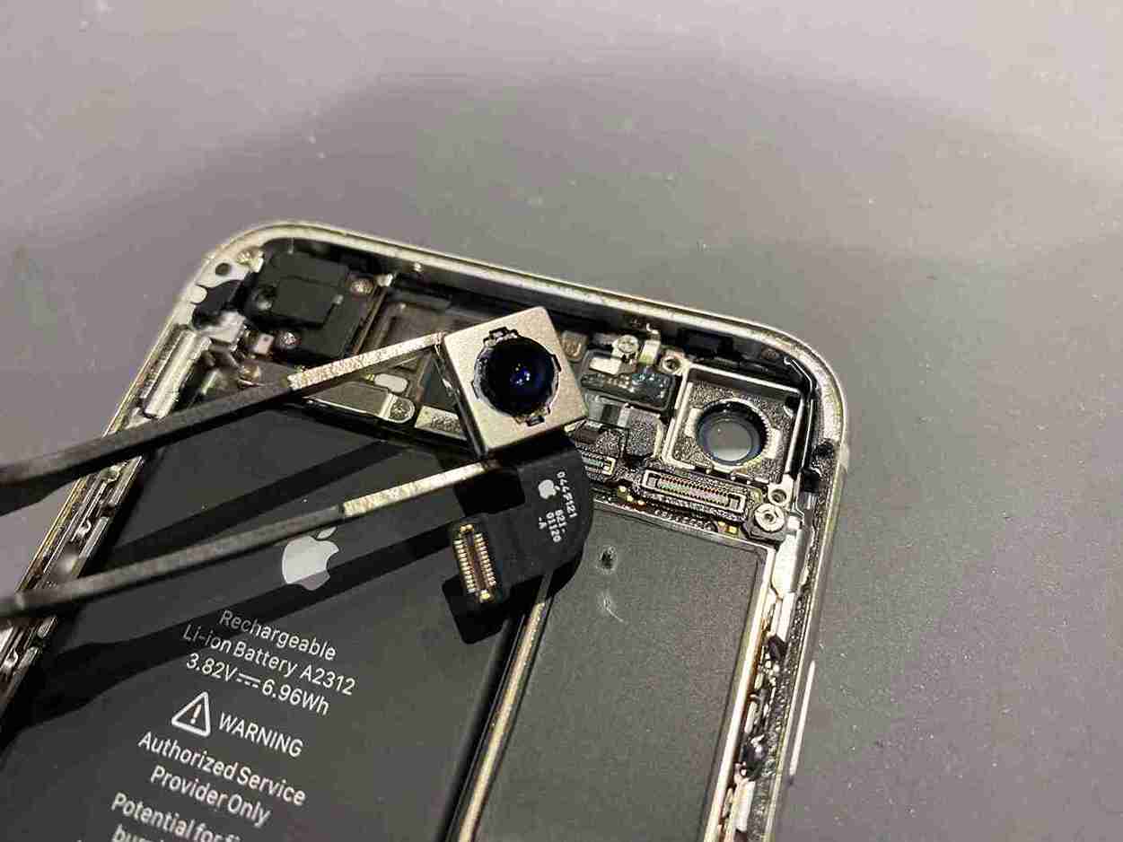 iPhoneSE2リアカメラ修理中