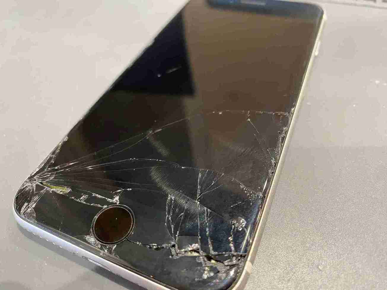 iPhoneSE2画面割れ修理前