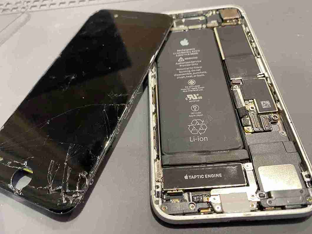 iPhoneSE2画面修理中