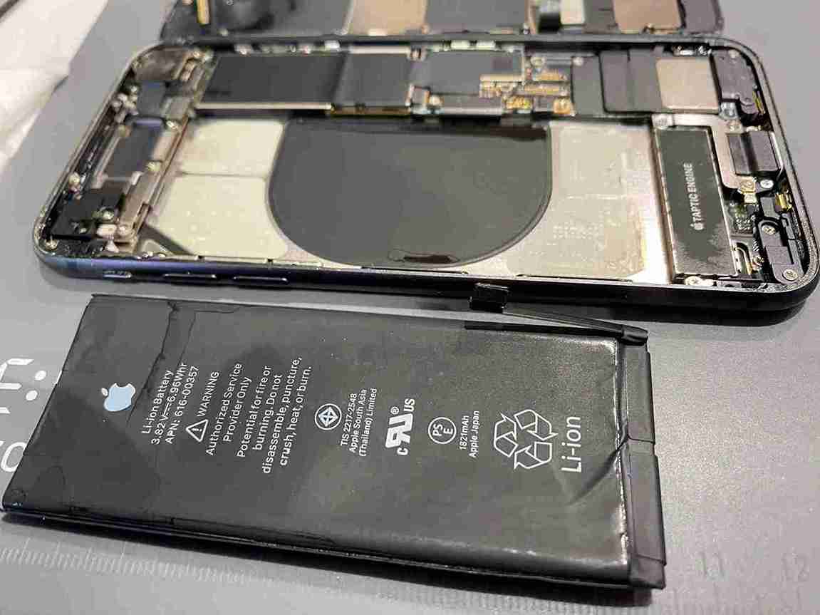 iPhone8バッテリー交換中