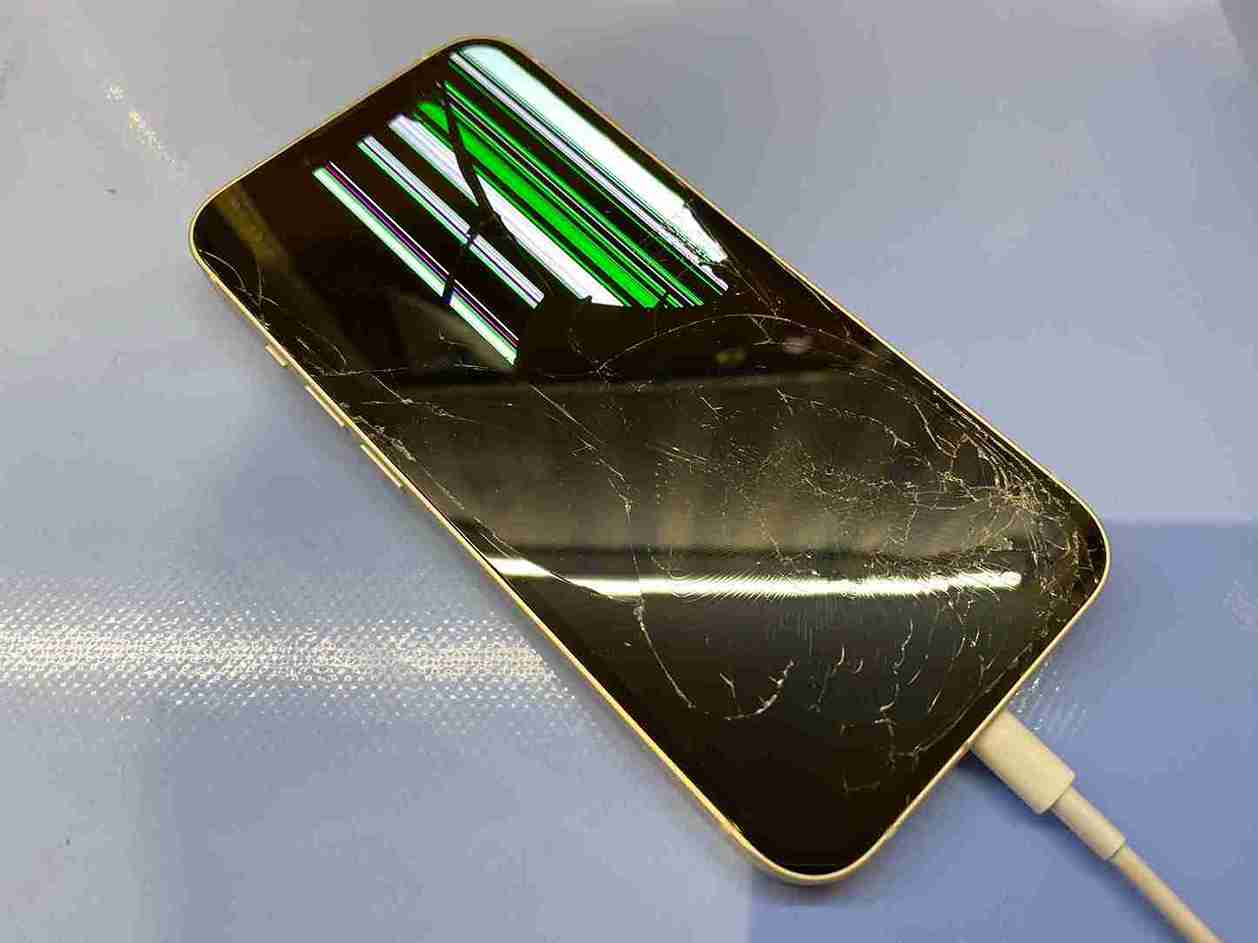壊れたiPhone表