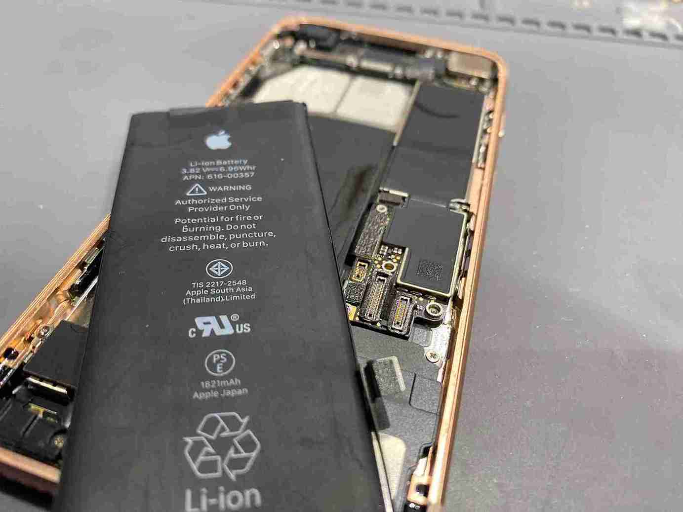 iPhone8バッテリー交換中