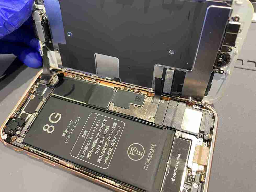 iPhone8バッテリー交換中