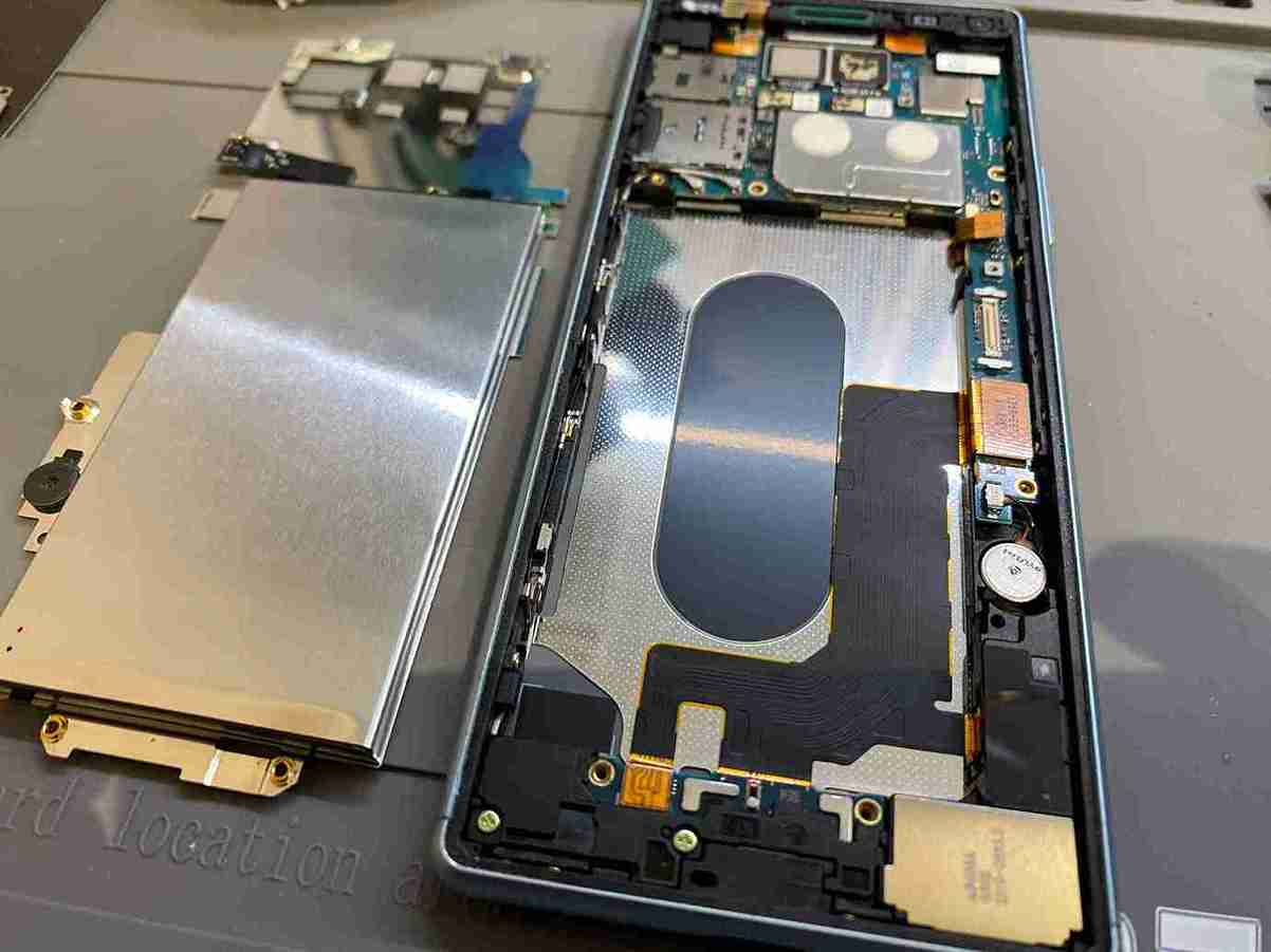 Xperia8バッテリー交換中