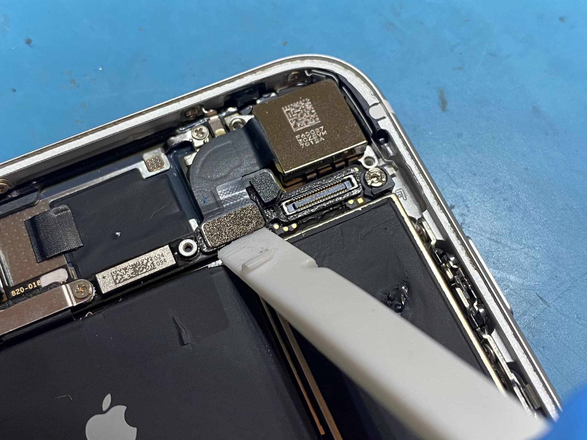 iPhoneSE2　バックカメラ交換
