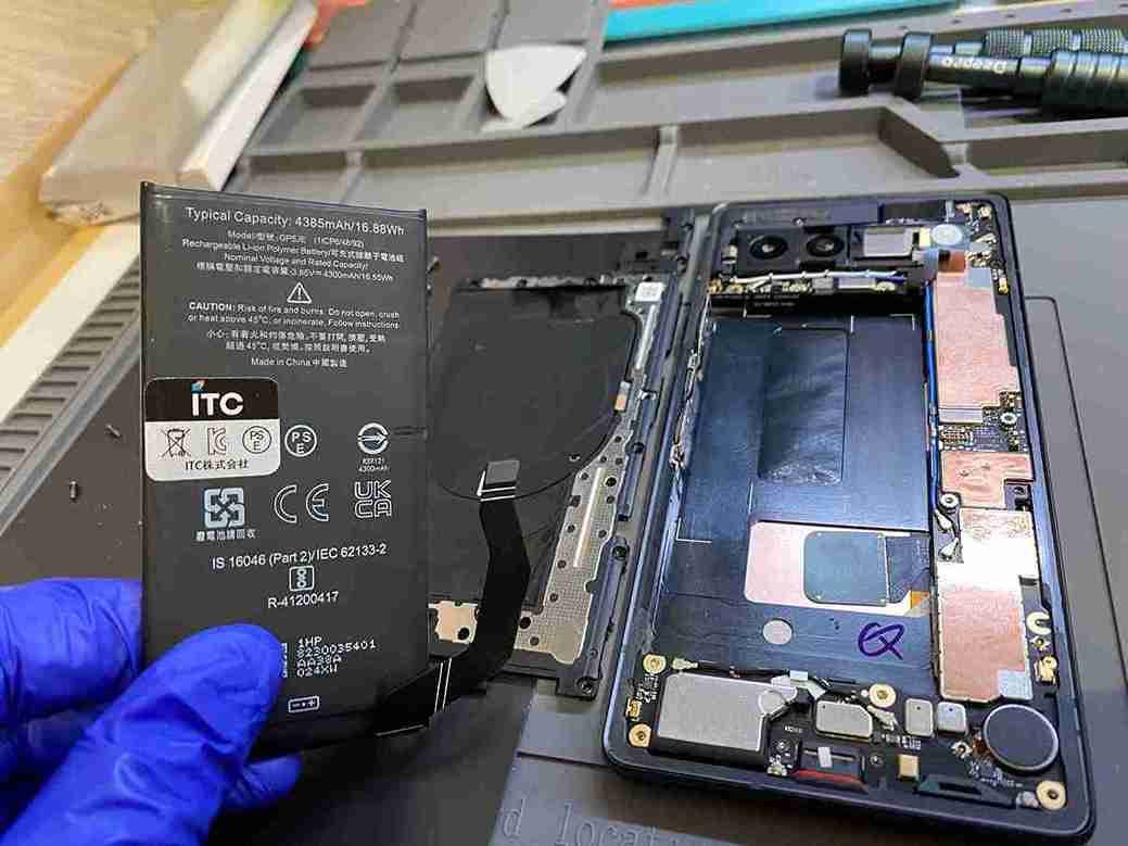 Google Pixel7aバッテリー交換中