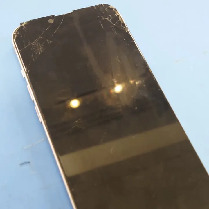 iPhone14の画面割れも即日修理