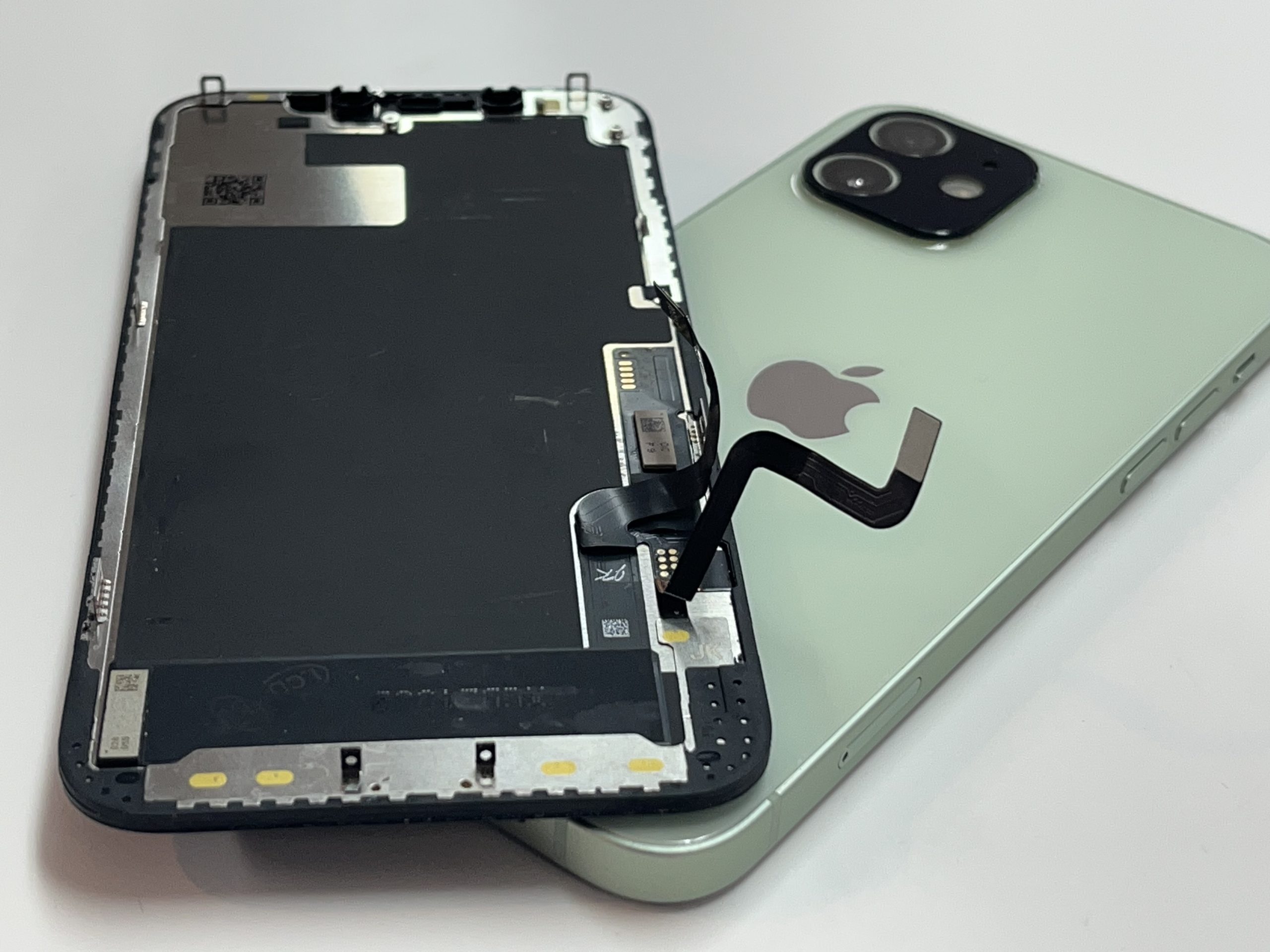 札幌市西区スマートクリア琴似駅前店で修理中のiPhone 12のパネル交換作業中の写真｜フロントパネル分解状態