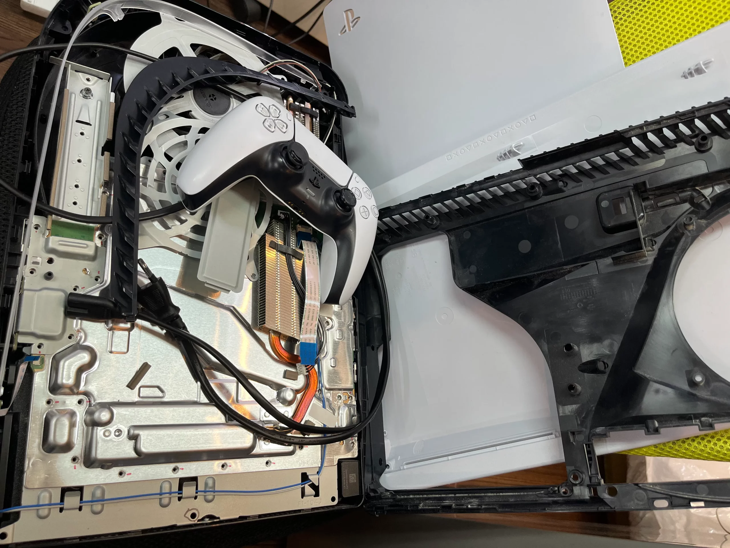 PlayStation 5の分解状態と内部ファンの写真｜札幌市西区スマートクリア琴似駅前店の内部クリーニング対応