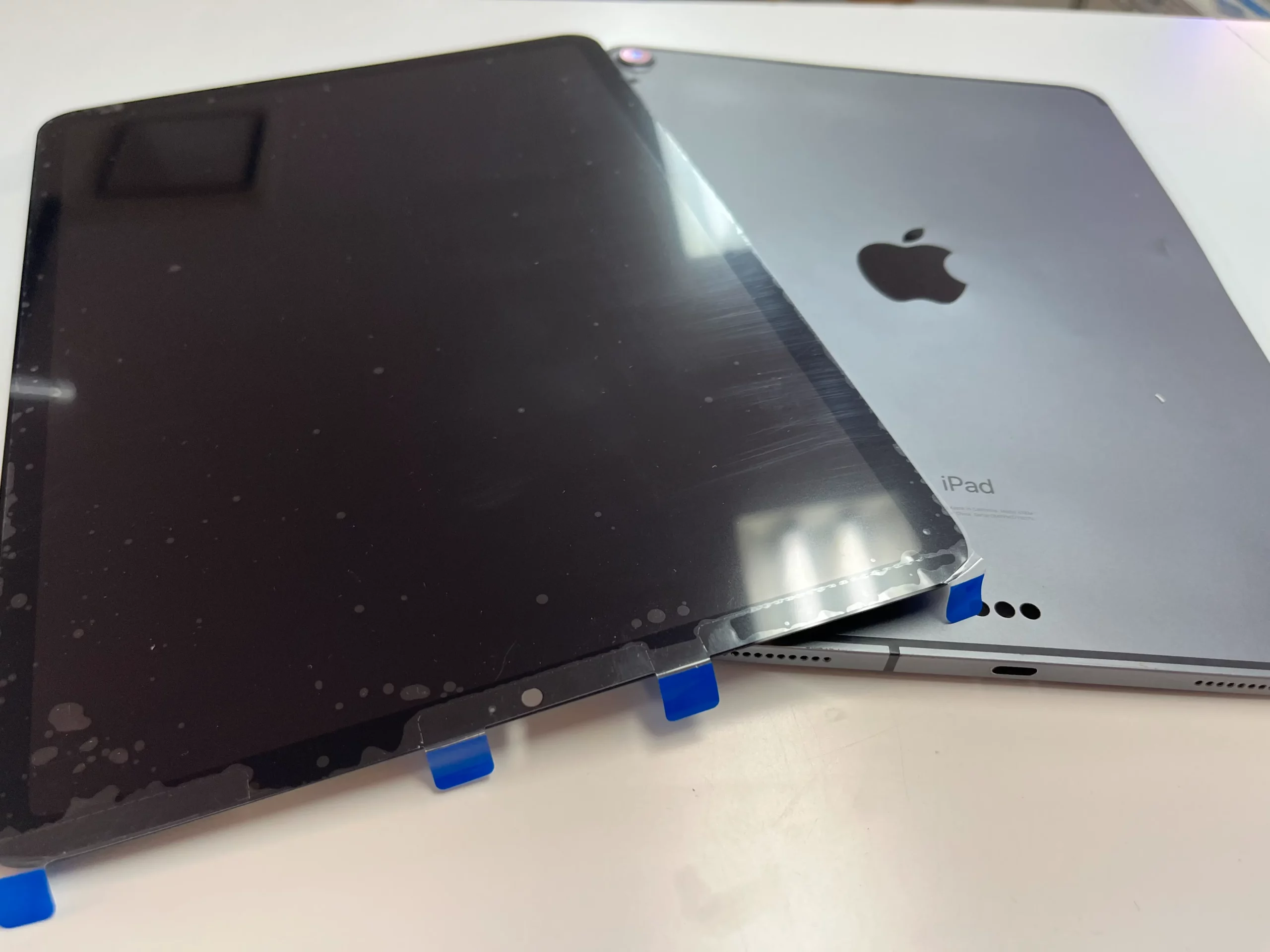iPad Pro 11インチ 第1世代(A1934)のパネル交換中の様子|画面タッチ不良修理の実機写真(札幌市西区スマートクリア琴似駅前店)
