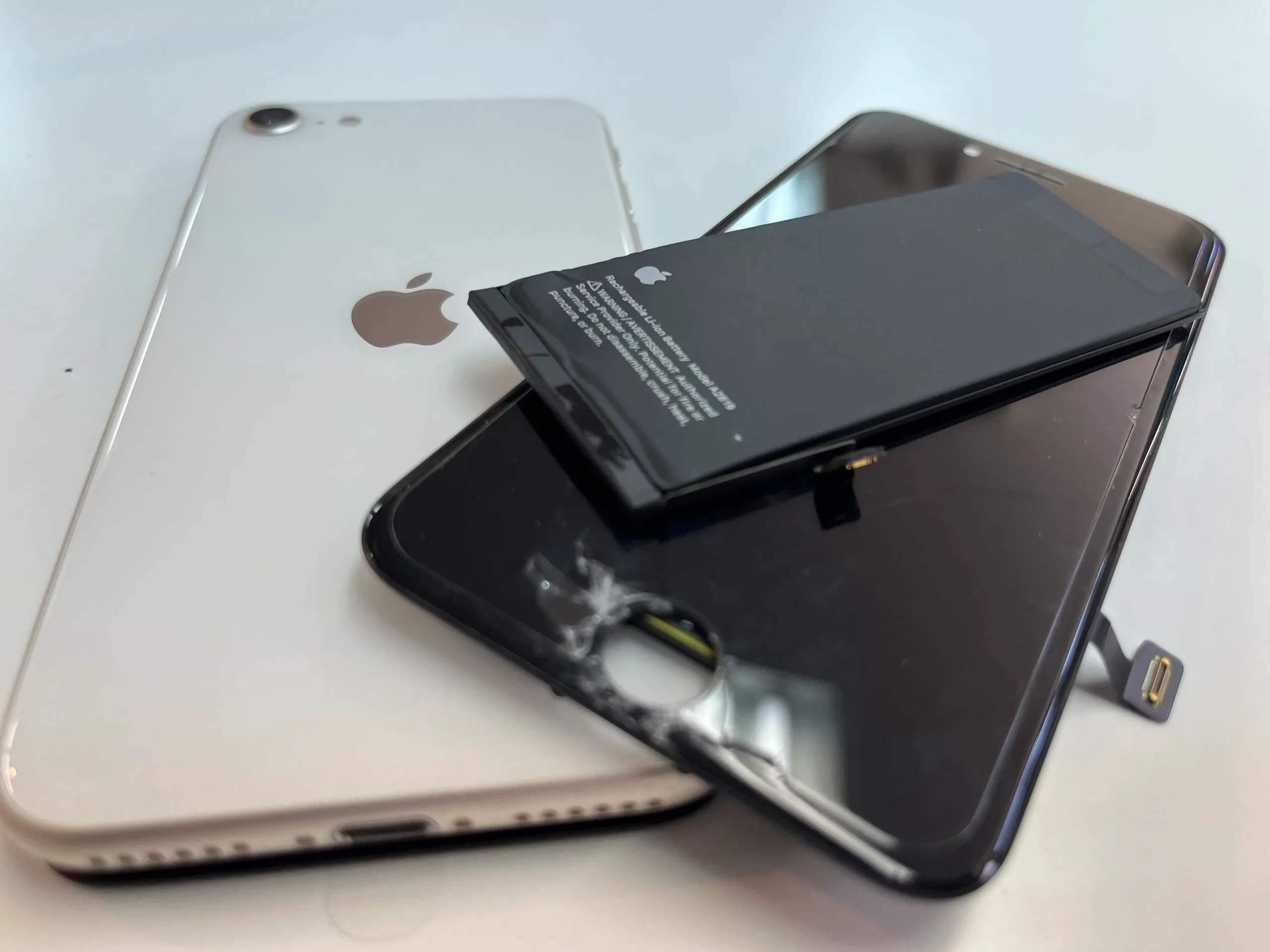 iPhoneの画面修理とバッテリー交換のパーツ一式