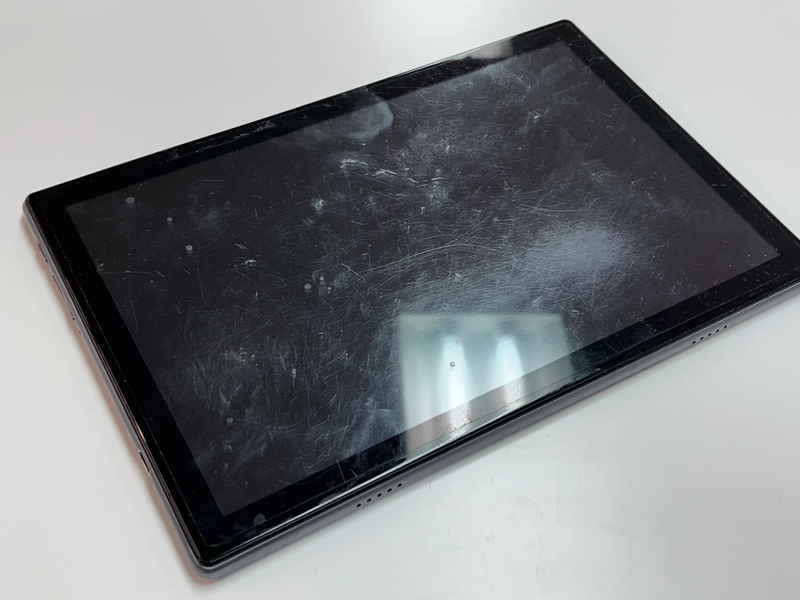 画面に傷や汚れのあるAndroidタブレットの実機写真|札幌市西区スマートクリア琴似駅前店での修理事例