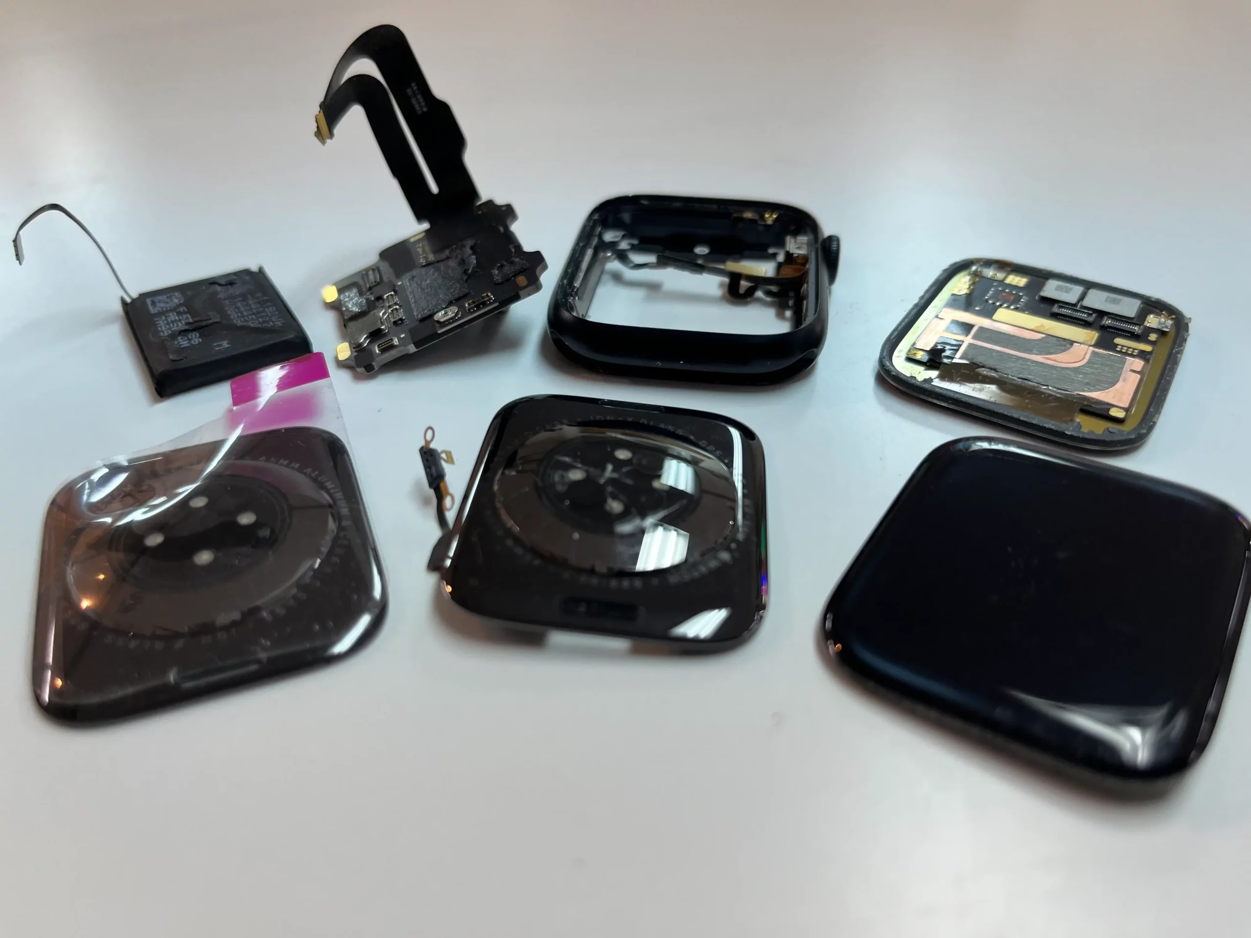 Apple Watchの分解パーツ一式の写真|札幌市西区スマートクリア琴似駅前店での修理対応イメージ