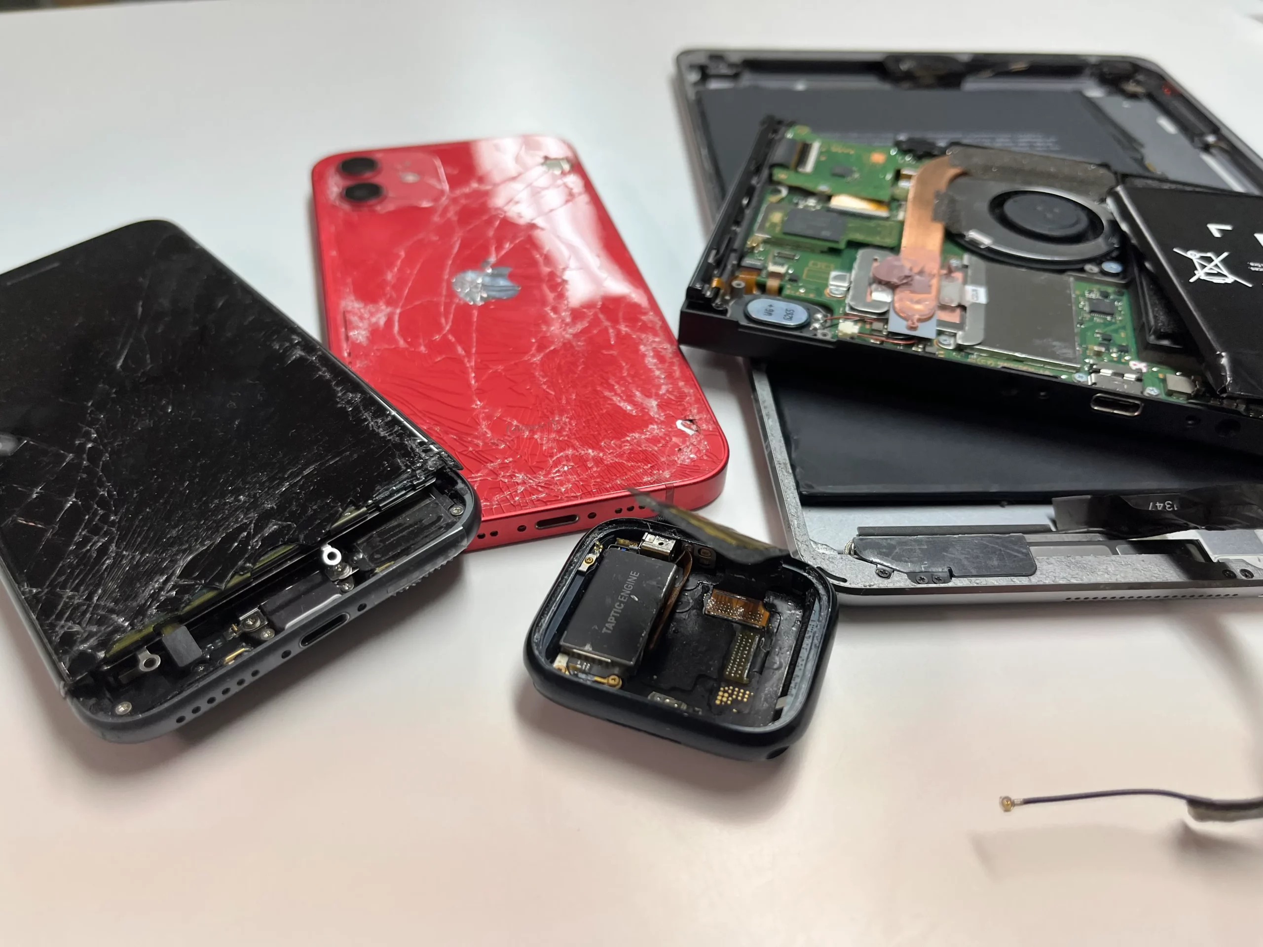 複数のApple製品(iPhone・iPad・Apple Watch)の故障端末写真|スマートクリア琴似駅前店の修理対応紹介用