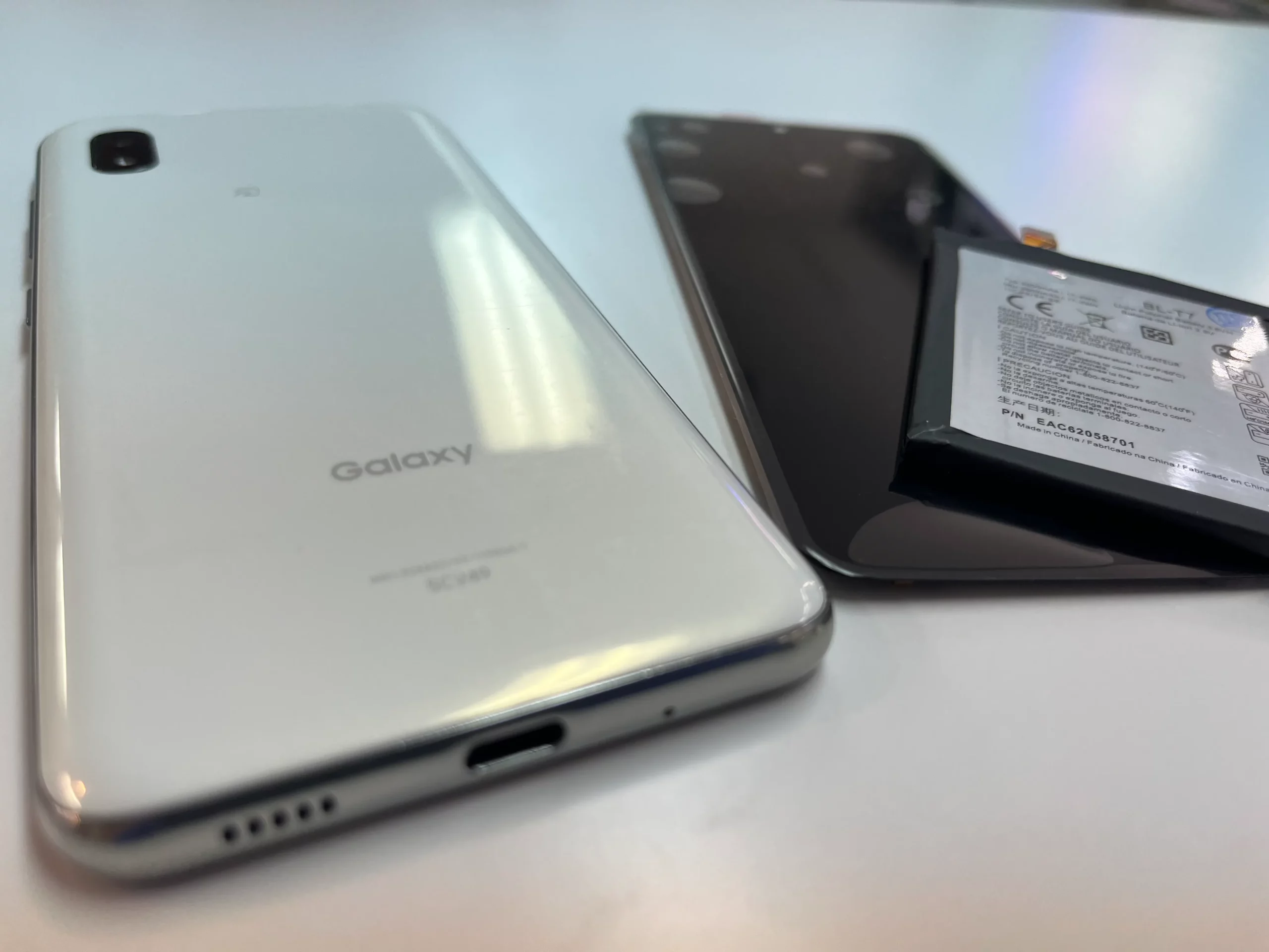 札幌市西区|Galaxy A21 バッテリーとパネル交換の修理中写真