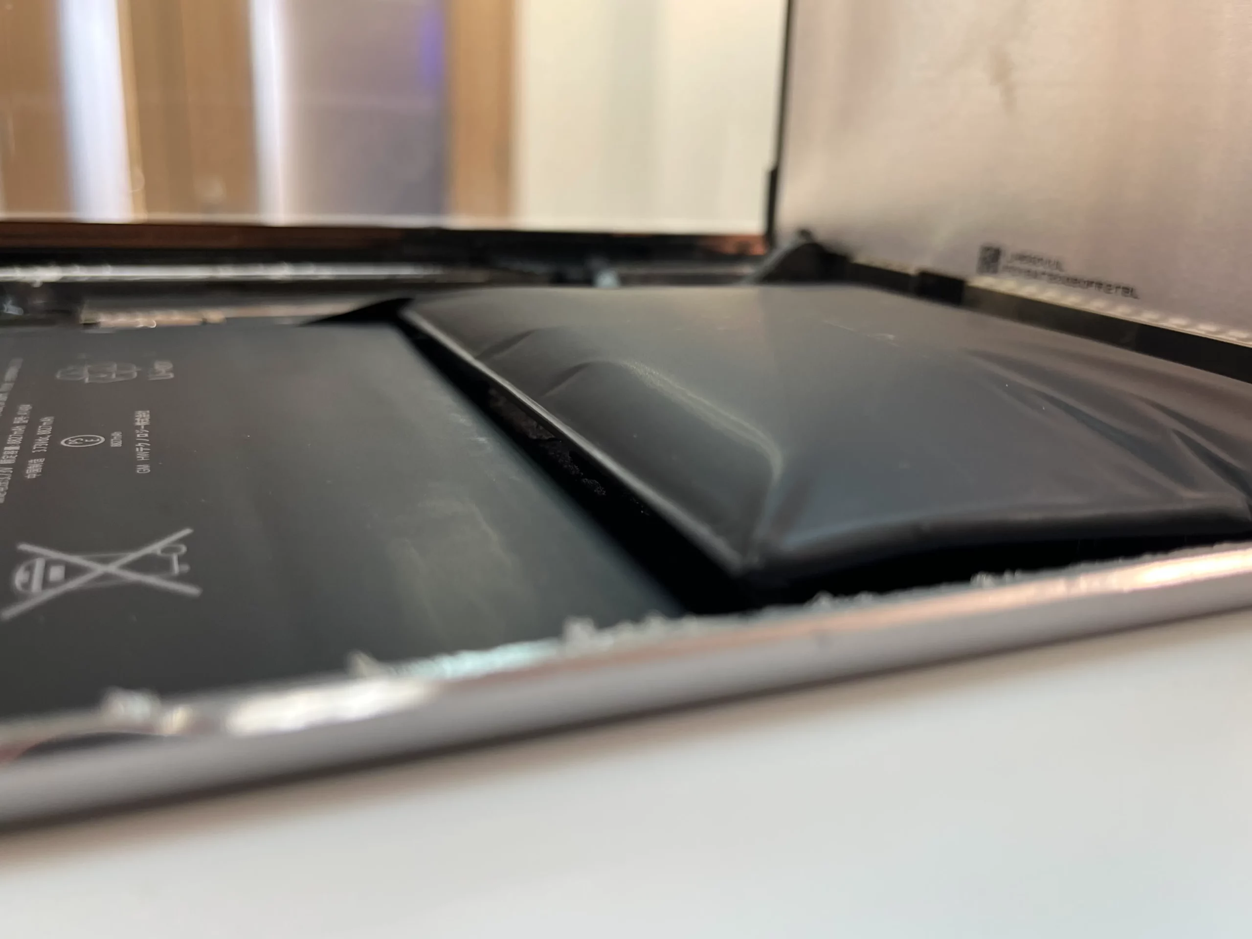 バッテリーが膨張して浮き上がったiPad miniの画面内部写真