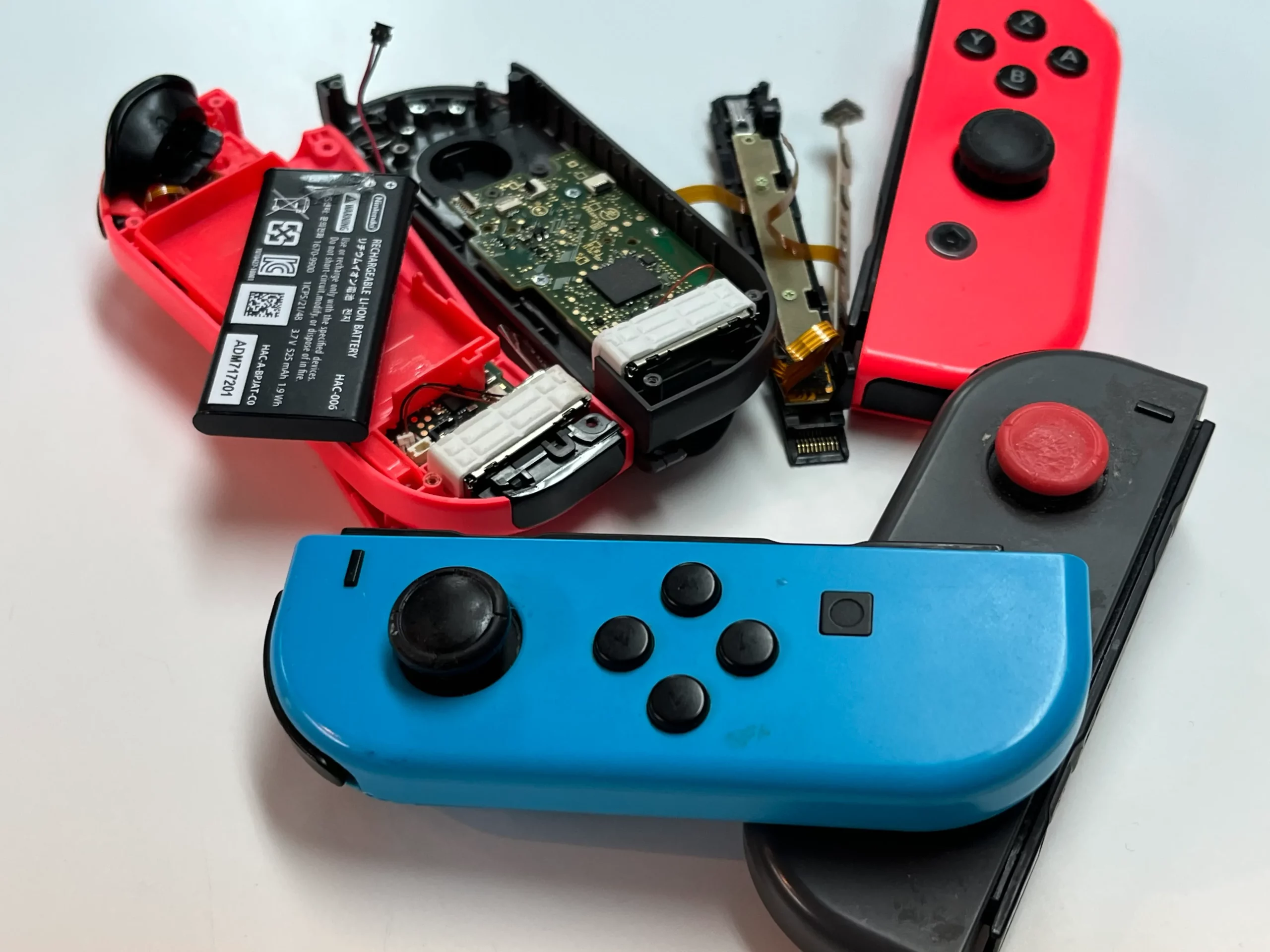 札幌市西区でNintendo Switchのジョイコンを分解修理中。スティック交換・ドリフト症状などに対応。