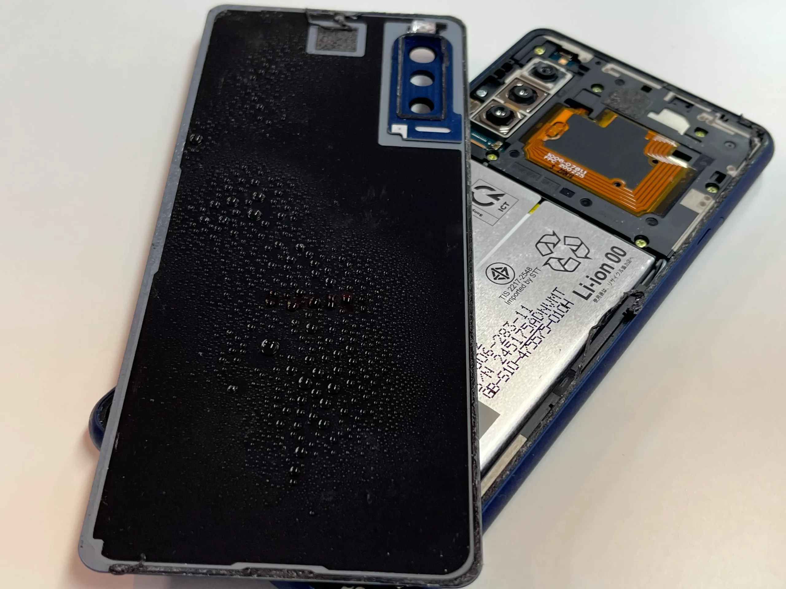Xperia 10 IIの水没状態とバッテリーの膨張が確認できる分解写真