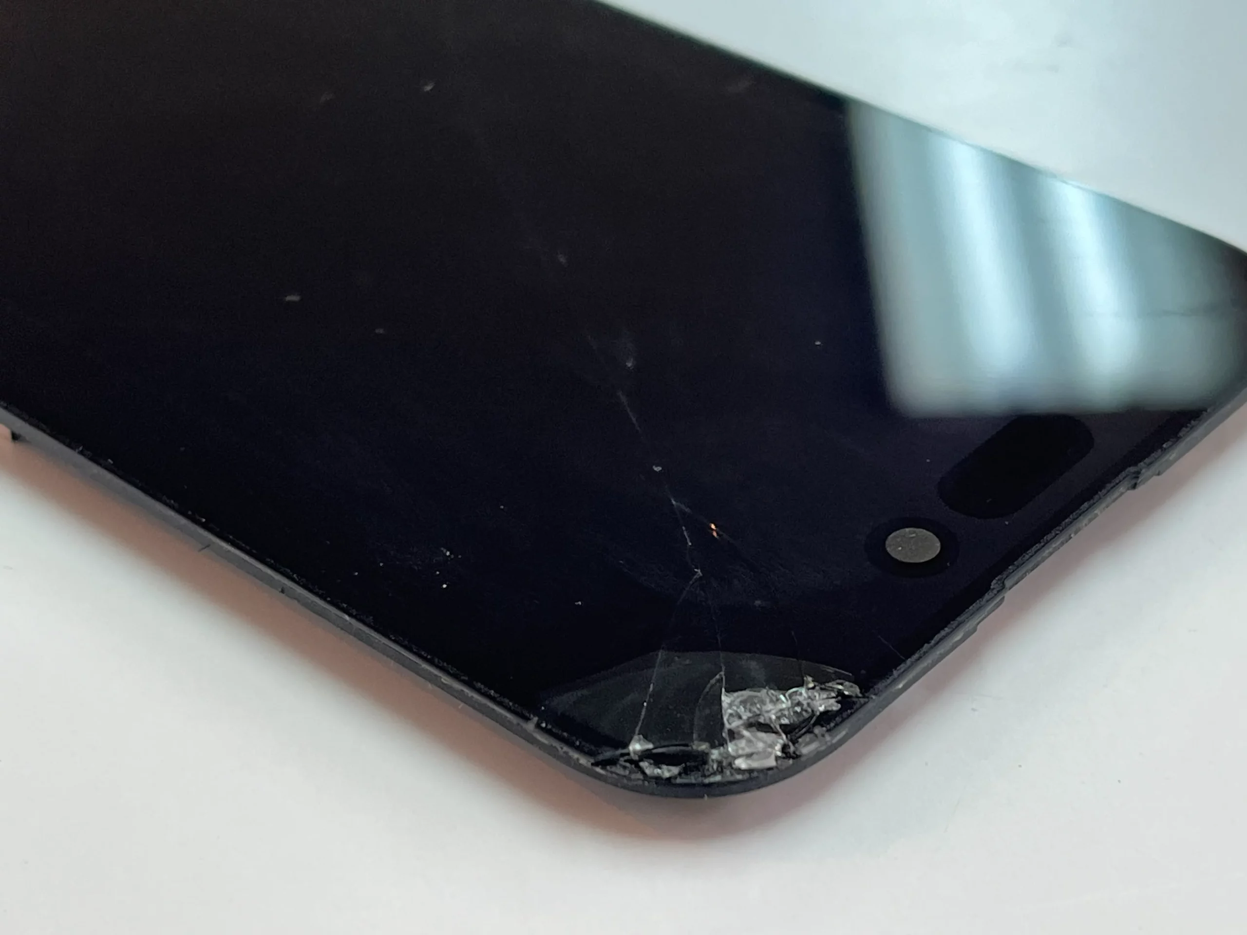 iPhone 14 Proのガラス割れ修理中の様子（札幌市西区スマートクリアにて対応）
