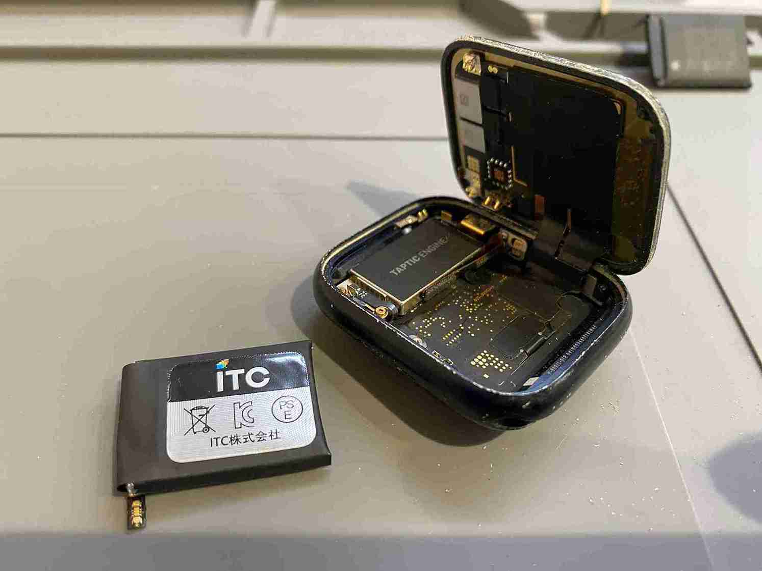 Apple watch series7 バッテリー交換中