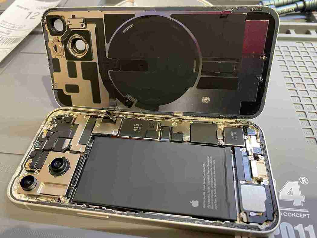 iPhone14画面修理中1