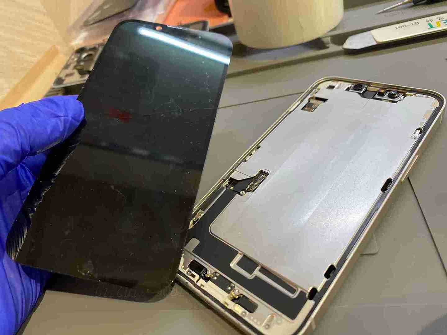 iPhone14画面修理中2