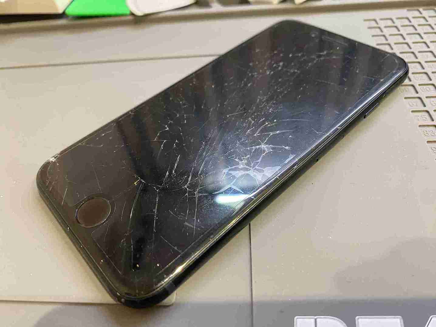 iPhoneSE3画面割れ修理前