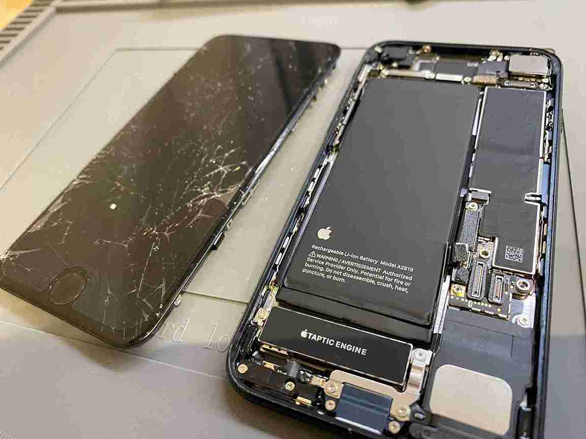 iPhoneSE3画面割れ修理中