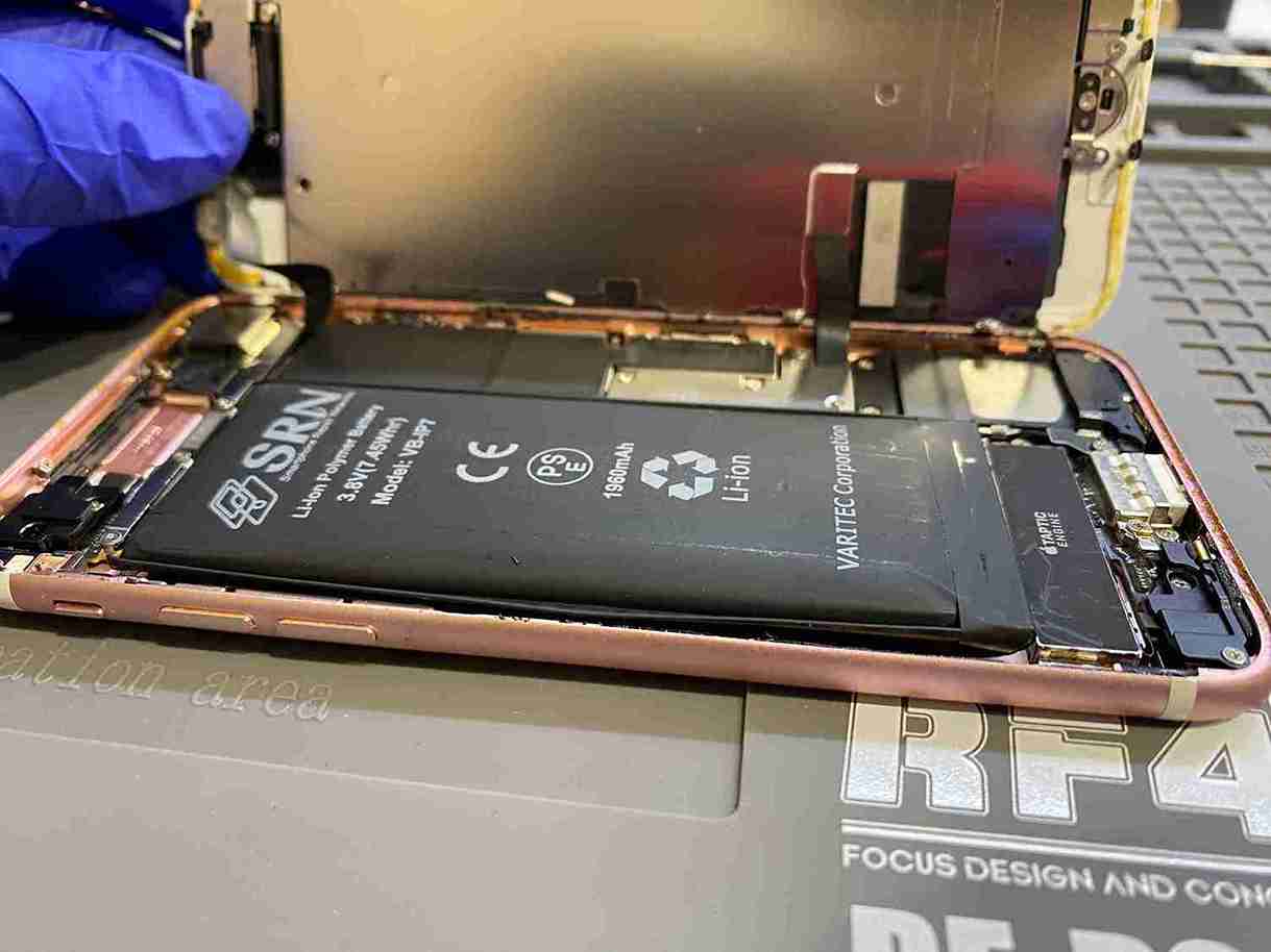 iPhone7バッテリー/パネル同時交換中1