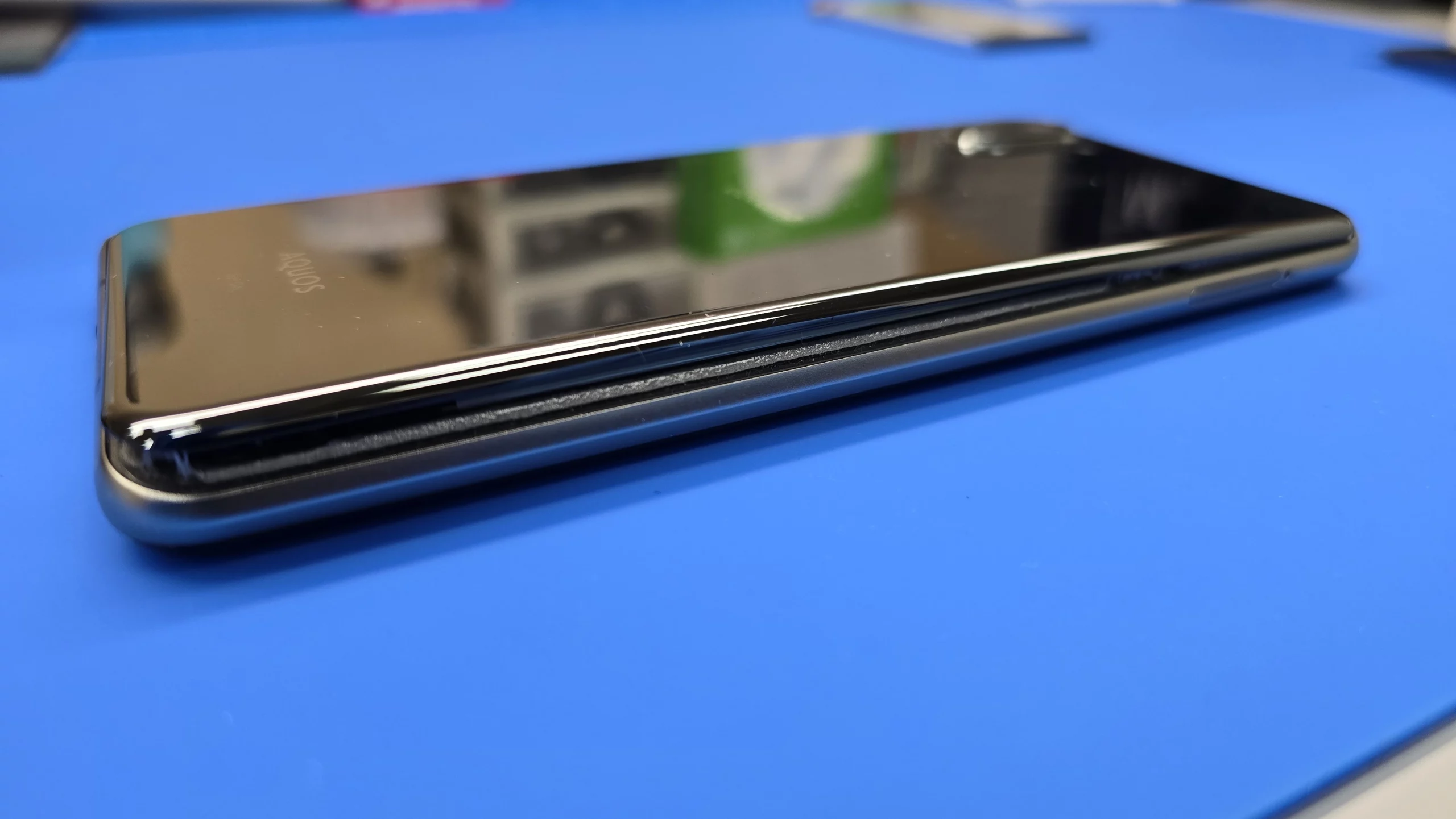 「Androidスマホのバッテリー膨張により背面パネルが浮いた状態｜札幌のスマホ修理店スマートクリアイオン西岡店」