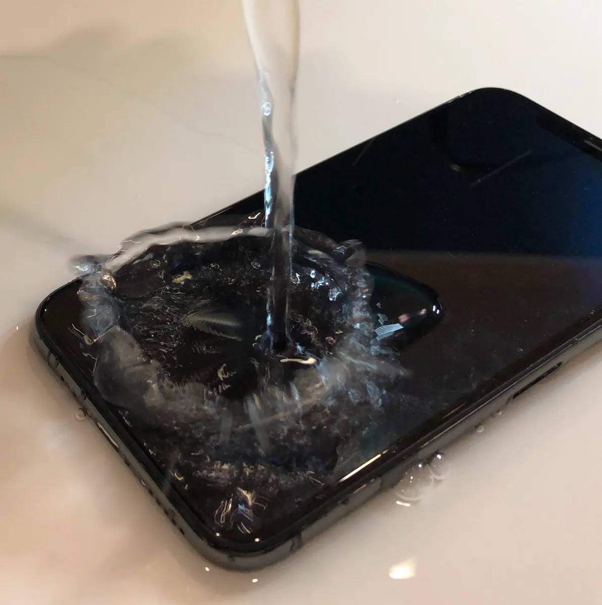【札幌駅直結】iPhoneを水没させたらやるべきこと＆NG行動｜データ復旧も可能｜札幌駅アピアのスマホ修理ならスマートクリア