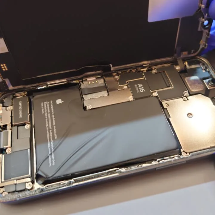 iPhone13pro バッテリー膨張
