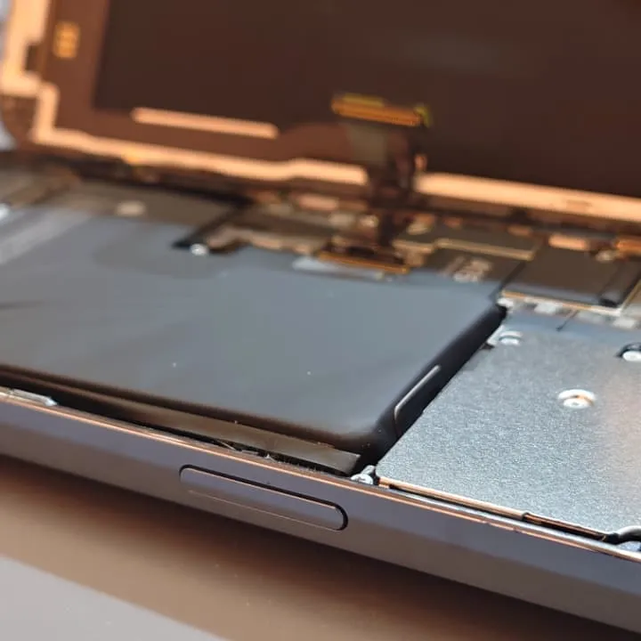 iPhone13pro バッテリー膨張