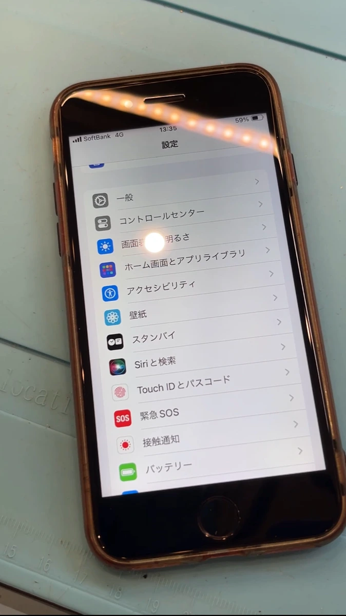 alt="画面交換後、綺麗に復旧したiPhoneSE2（スマートクリア札幌駅アピア店）"