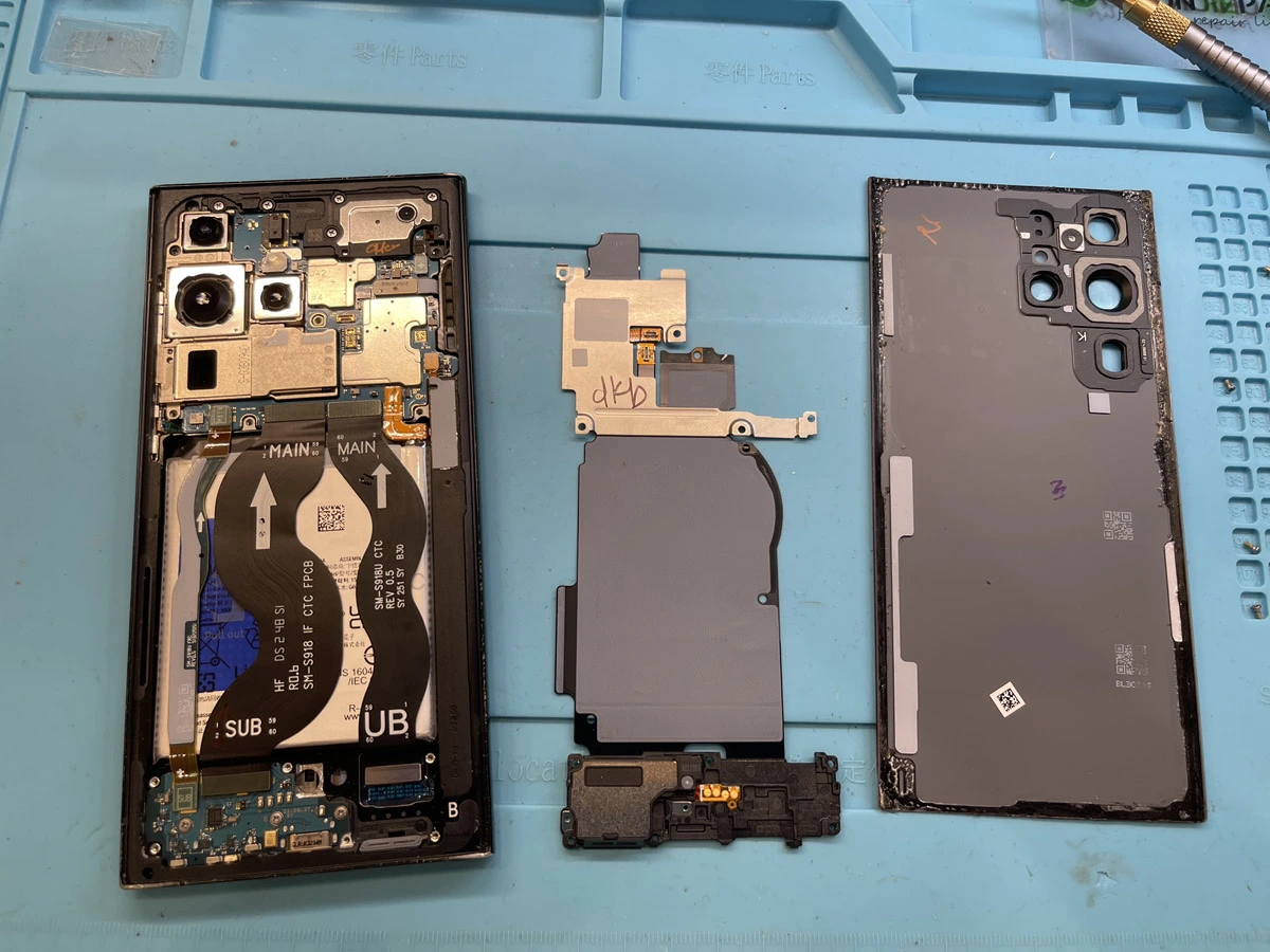 Galaxy S23 Ultraの画面交換作業中の様子。スマートクリア札幌駅アピア店にて修理対応