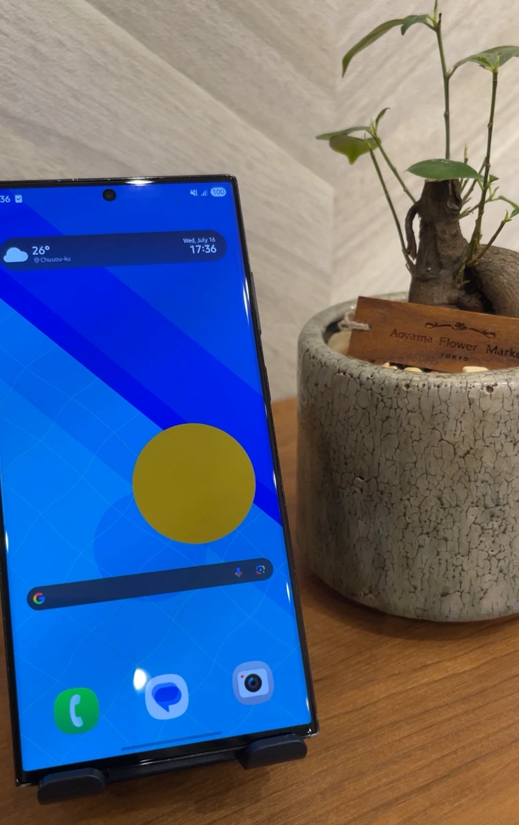 修理後のGalaxy S23 Ultra。画面が新品同様に復旧した状態
