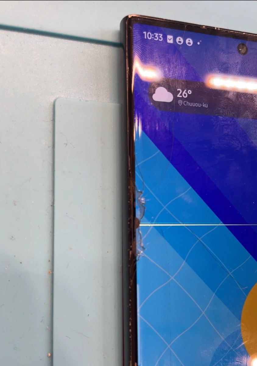 Galaxy S23 Ultraの画面がひび割れた様子。札幌駅でのスマホ修理事例