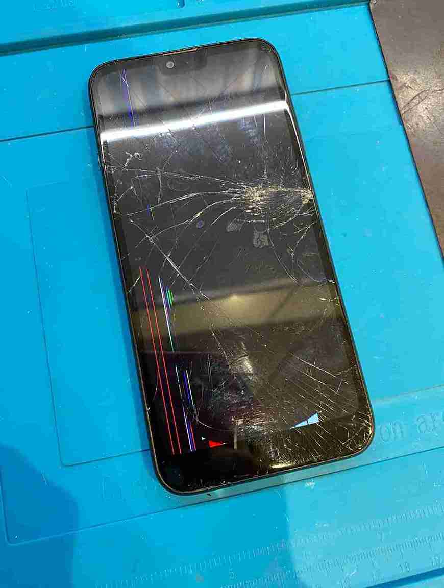 液晶破損のスマホ