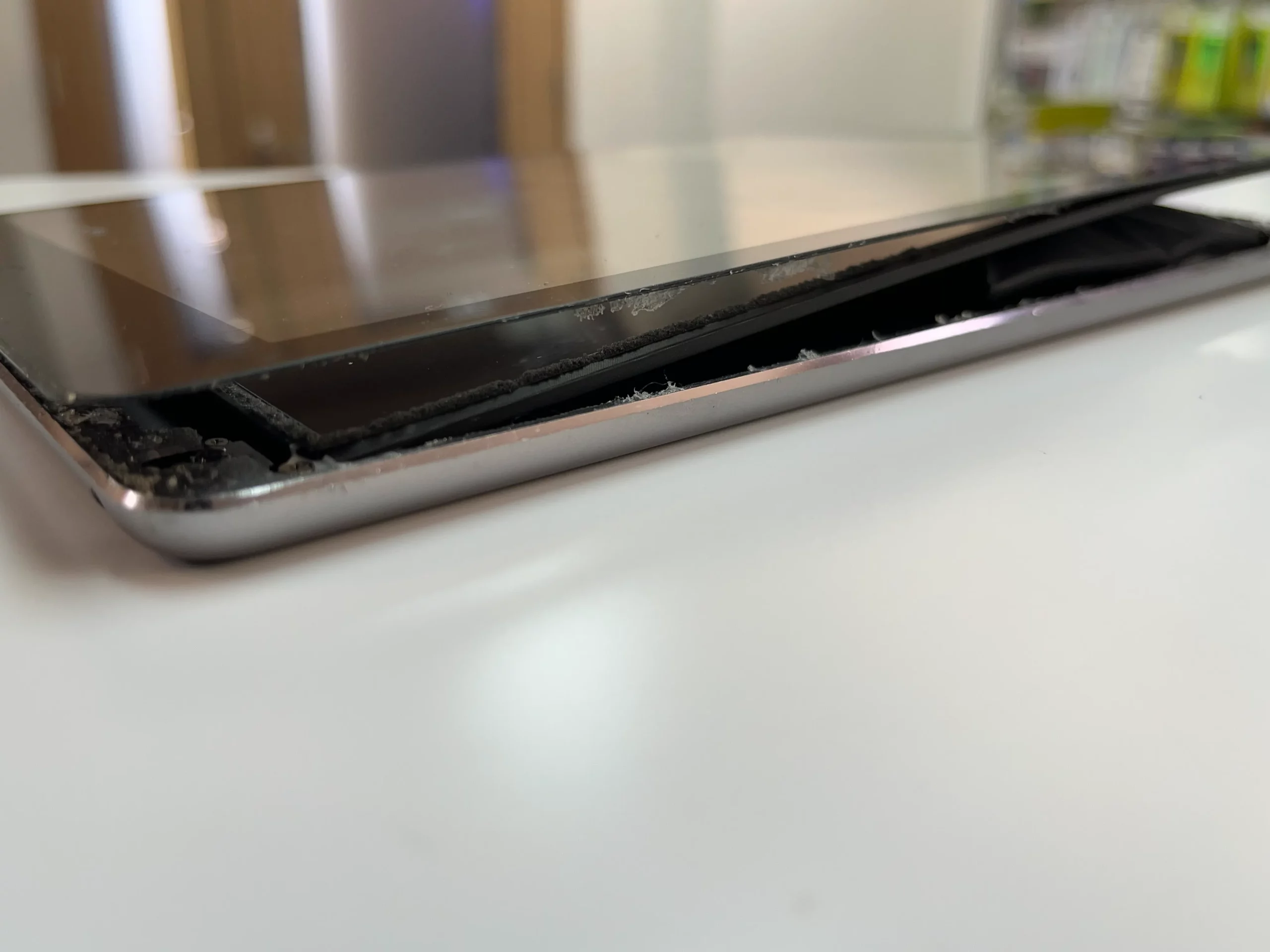 バッテリー膨張により画面が大きく浮き上がったiPadの端末写真(札幌市西区スマートクリア)