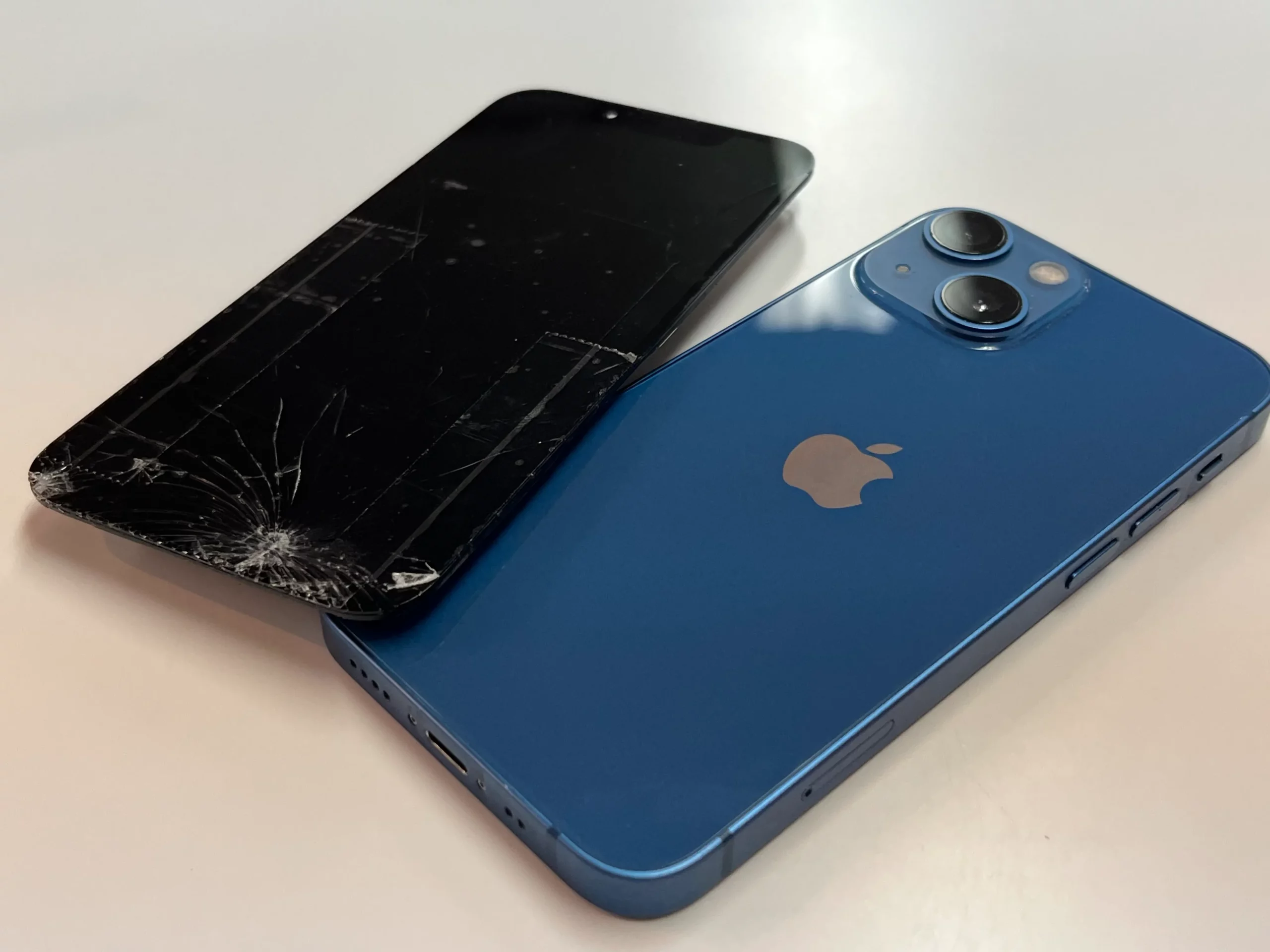 iPhone 13 mini の画面割れ修理前後の様子（札幌市西区）