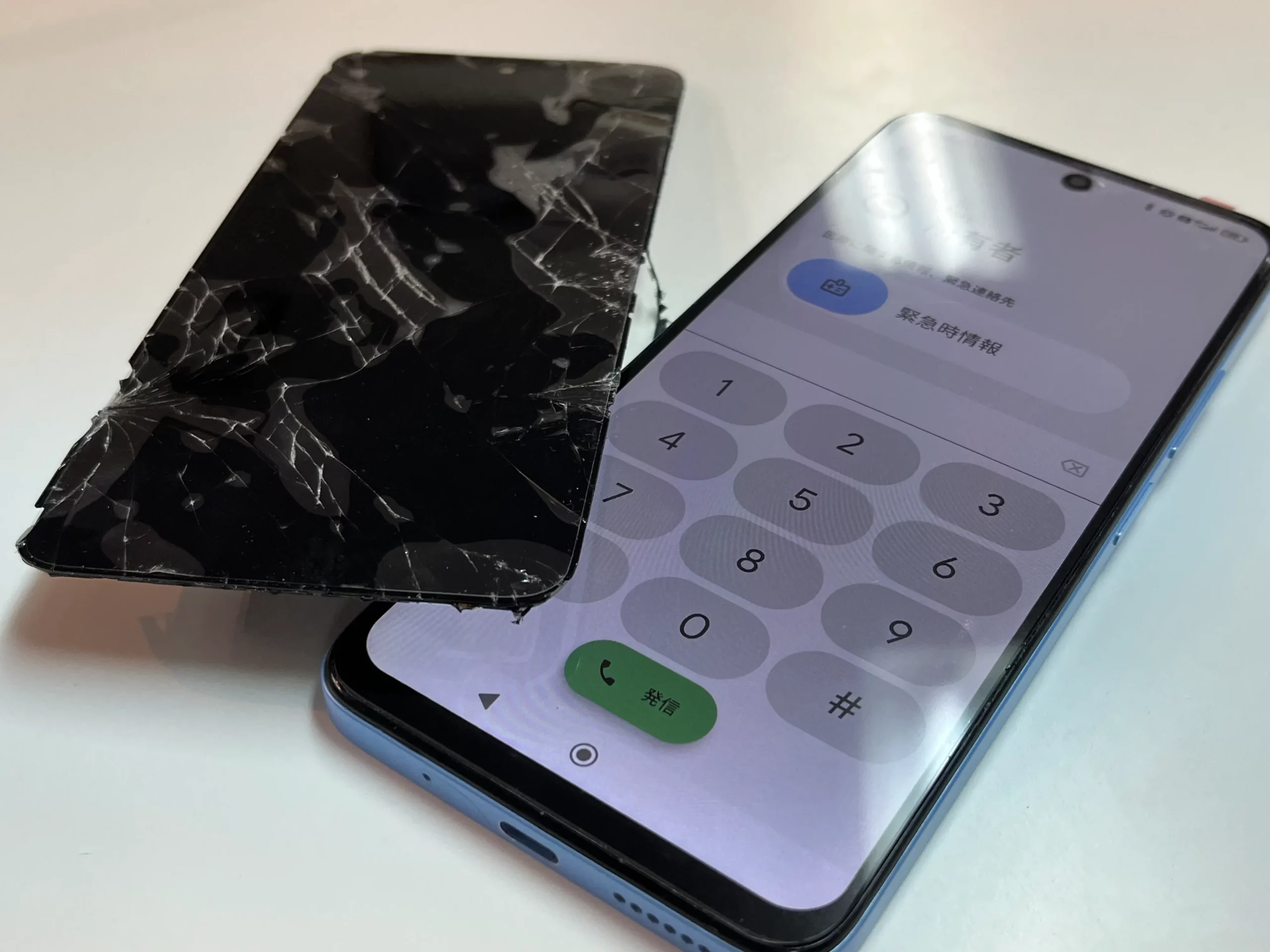 割れた画面のXiaomi Redmi 12 5Gと新しいパネルの比較写真（修理前後）