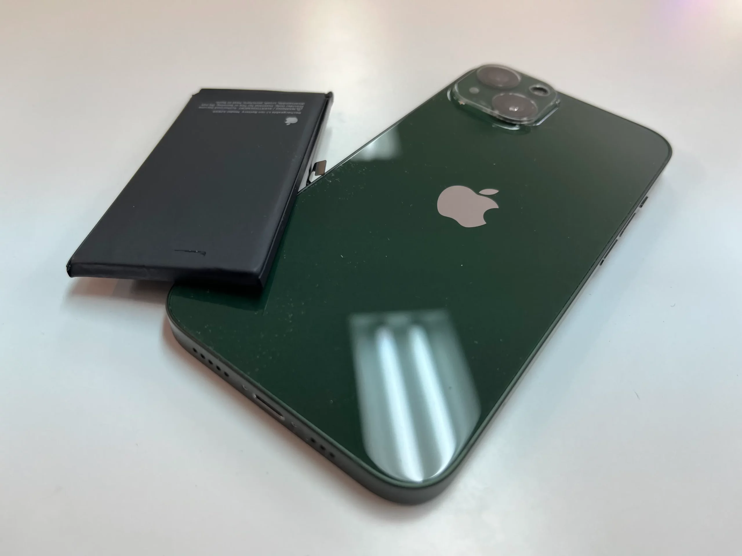 iPhone 13の劣化したバッテリーと本体の修理対応写真