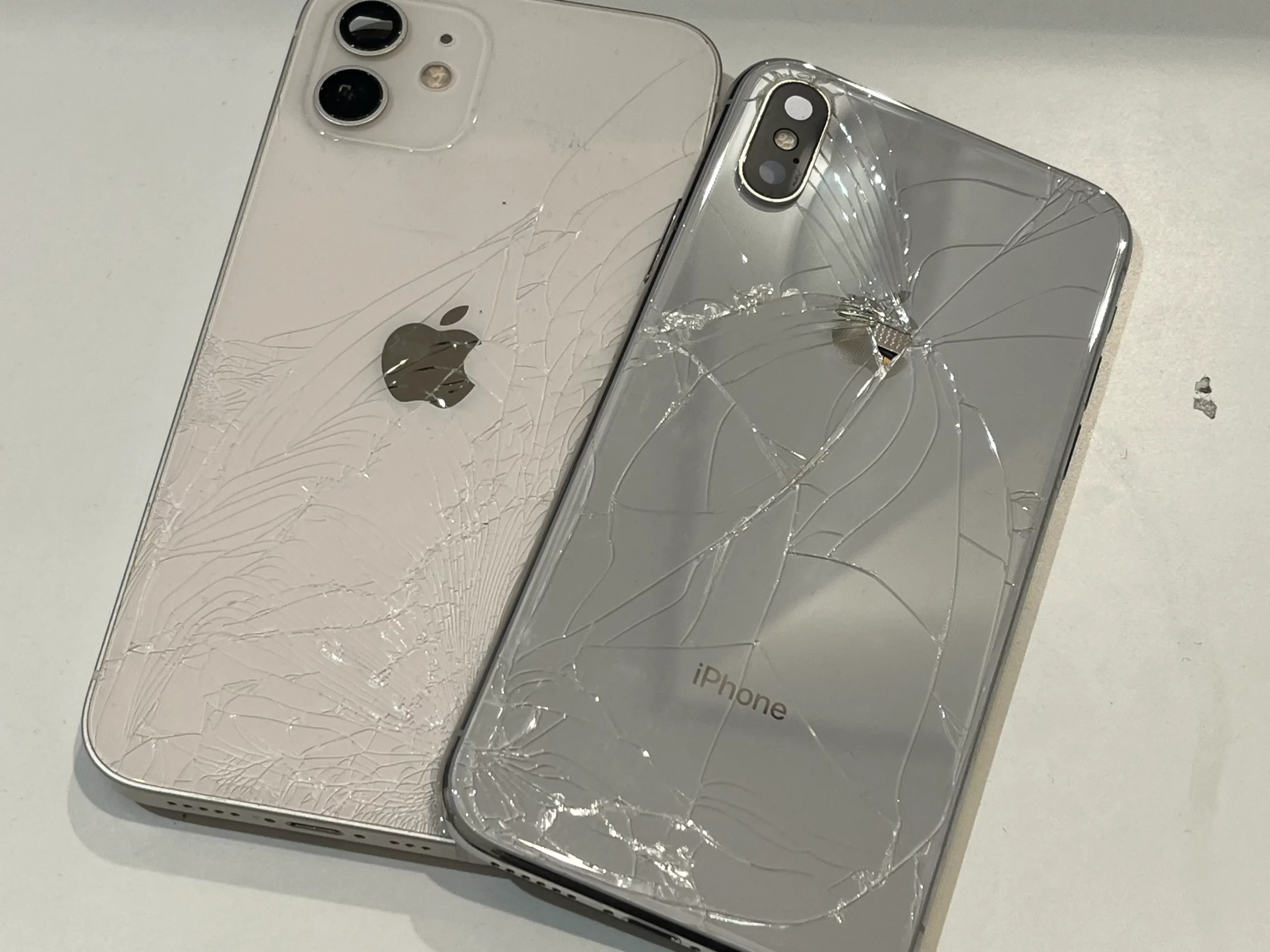 ひどく割れたiPhoneの背面ガラスの様子