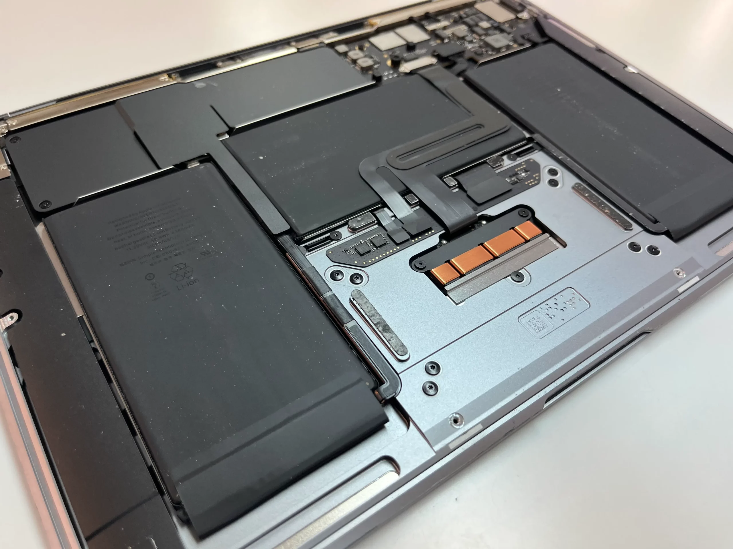 MacBookのバッテリー交換作業中の内部写真