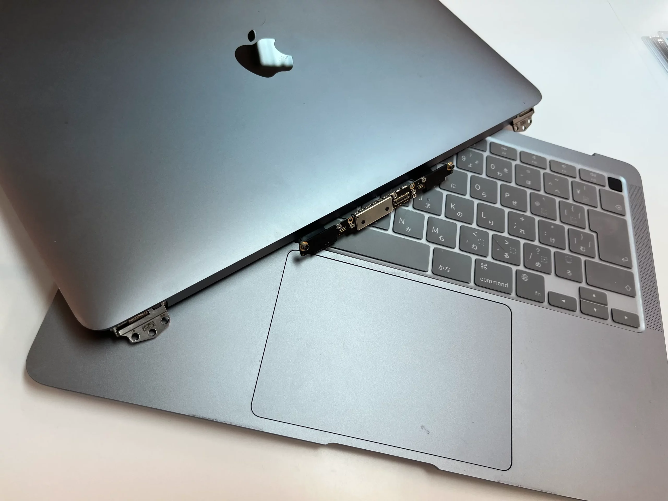 MacBookの蝶番が外れた状態の液晶開閉部位のアップ|スマートクリア琴似駅前店