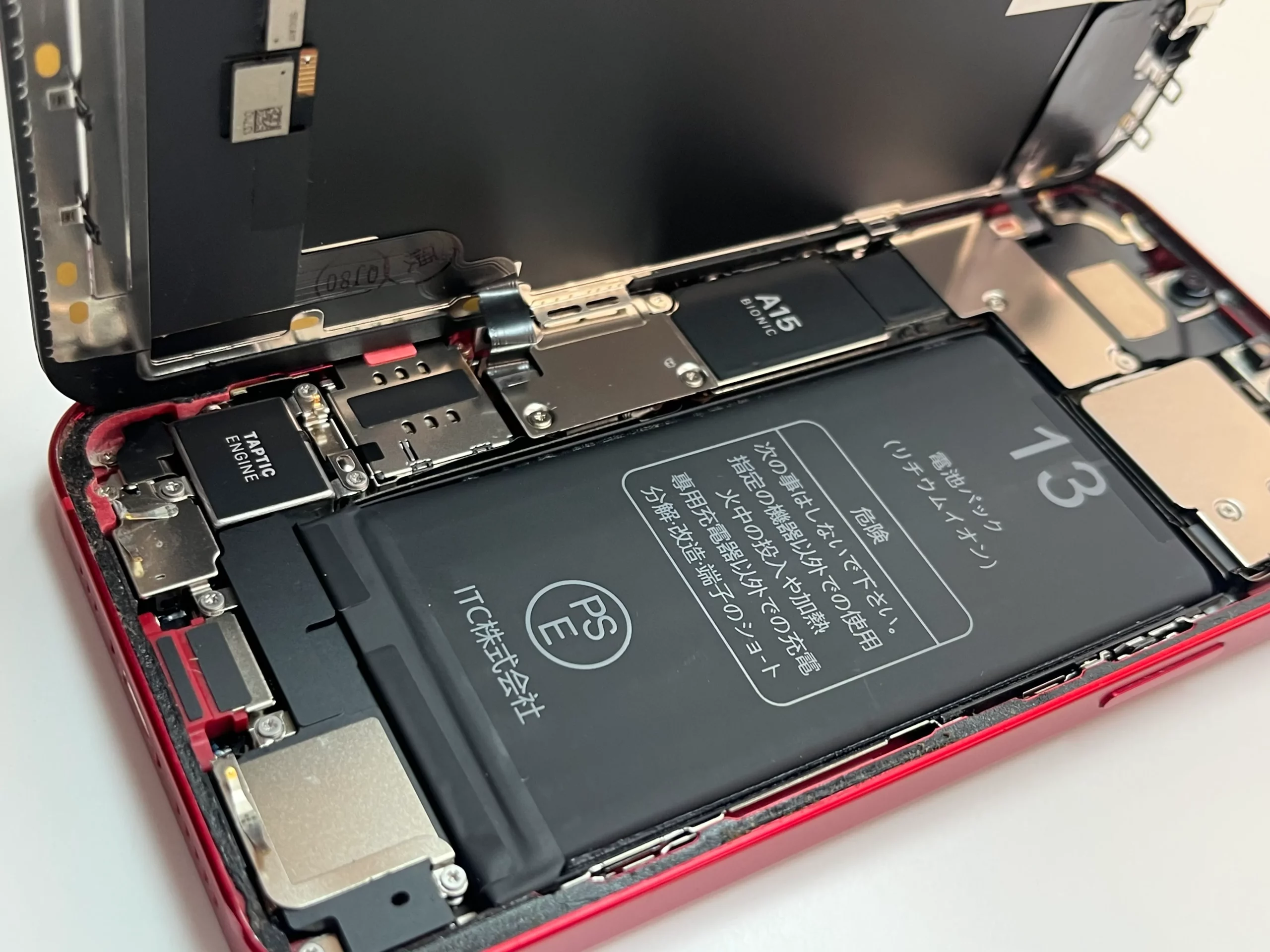 iPhone13の膨張バッテリー交換作業の様子(札幌市西区スマートクリア琴似駅前店)